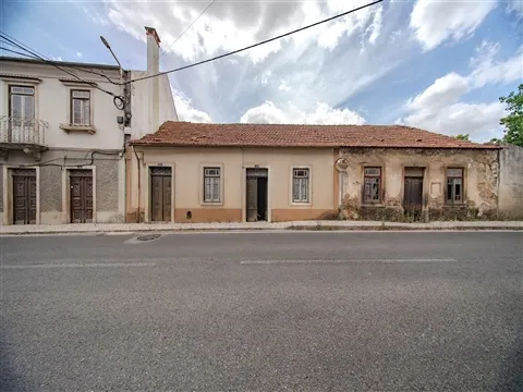 Duas moradias por 115.000 € em Mira de Aire