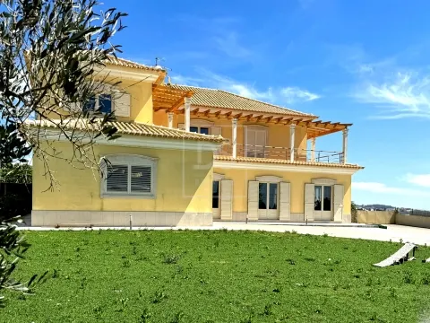 MORADIA T4 ISOLADA COM POTENCIAL DE CONSTRUÇÃO ADICIONAL
