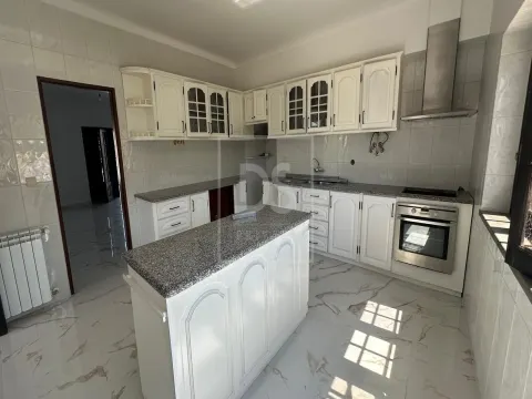 Moradia T4 com Mais de 1.500 m² de Terreno e Cave Habitável | Monte Redondo – Torres Vedras