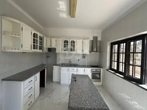 Moradia T4 com Mais de 1.500 m² de Terreno e Cave Habitável | Monte Redondo – Torres Vedras