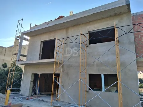 Moradia T3 com Piscina, Garagem 67 m² e Espaço Exterior – Santa Iria de Azóia