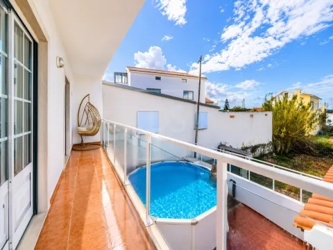 Moradia T3 com Garagem, Churrasqueira e Vista Desafogada sobre o Campo – Atalaia, Lourinhã