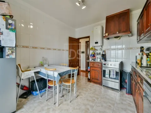 Moradia T3 com Garagem, Churrasqueira e Vista Desafogada sobre o Campo – Atalaia, Lourinhã