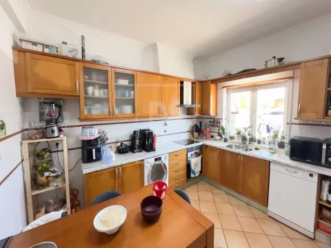 Moradia T3+1 com Vista Mar em Condomínio Fechado com Piscina e Garagem a Poucos Passos da Praia