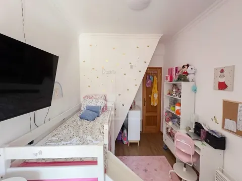Moradia T3+1 com Vista Mar em Condomínio Fechado com Piscina e Garagem a Poucos Passos da Praia