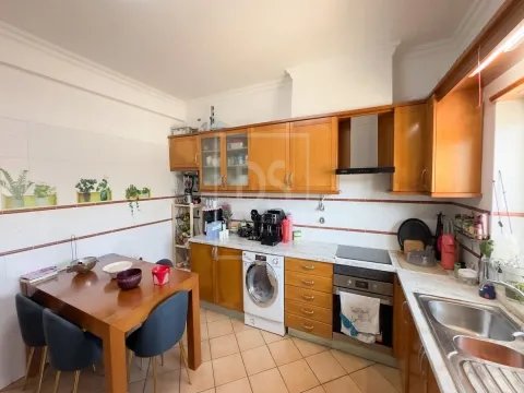 Moradia T3+1 com Vista Mar em Condomínio Fechado com Piscina e Garagem a Poucos Passos da Praia