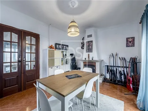 Moradia T4 com garagem e pátio em Monte Redondo