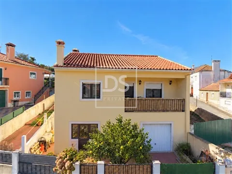 Moradia T4 com garagem e pátio em Monte Redondo