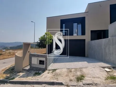 Vivendas T3, gaveto em banda situada em Lanhoso- Póvoa de Lanhoso