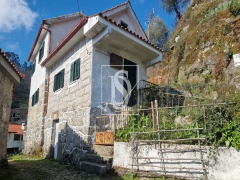 Moradia T2 habitável+ Moradia T2 para restauro+ Terreno com 700m2