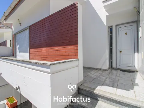 Maison dans village 4 Chambre(s)