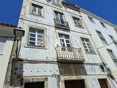 Prédio com projeto para 8 apartamentos - Abrantes