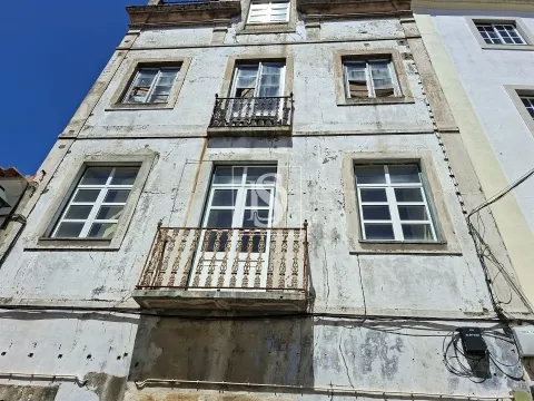 Prédio com projeto para 8 apartamentos - Abrantes