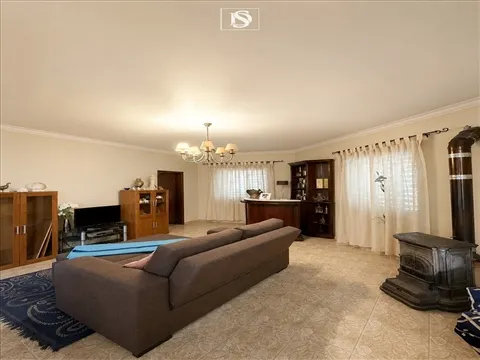 MORADIA EM ALCOROCHEL — RÉS-DO-CHÃO + 1º ANDAR | PRONTA A HABITAR | ESPAÇO COMERCIAL INDEPENDENTE