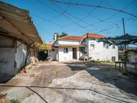 Moradia inserida numa área total de terreno de 2.643 m², em Galegos Santa Maria, Barcelos