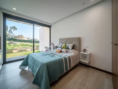 Moradia Individual T3, com jardim e vistas desafogadas