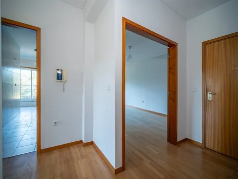 Apartamento T3 c/ garagem, inserido em condomínio c/ piscina