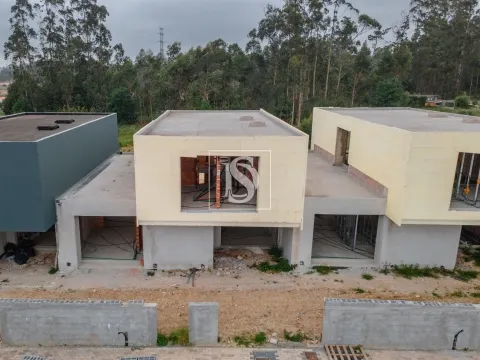 Moradia T3 em Estrutura com Jardim e Garagem Fechada em Perelhal, Barcelos