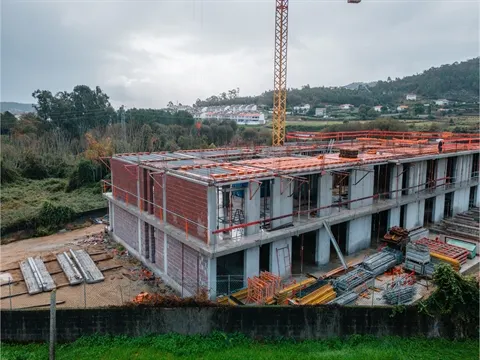 Apartamento T2 em fase de construção c/ 2 frentes e garagem fechada, em Gamil, Barcelos