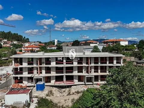Apartamento T3 em construção c/ 3 frentes e garagem fechada para 2 carros, em Gamil, Barcelos