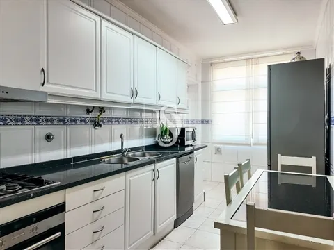 Apartamento T3 no centro de Vila Verde, com garagem fechada e duas frentes