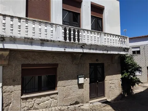 Moradia de Grande Dimensão com Potencial Habitacional, Turístico e de Investimento Colmeal da Torre