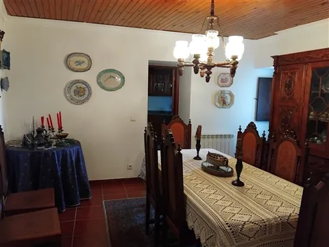 Moradia de Grande Dimensão com Potencial Habitacional, Turístico e de Investimento Colmeal da Torre