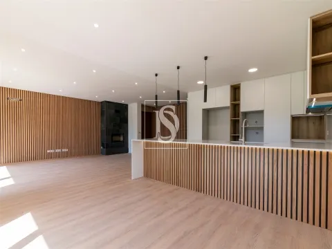 Moradia Geminada T4 com 2 Suites em Palmeira, Braga