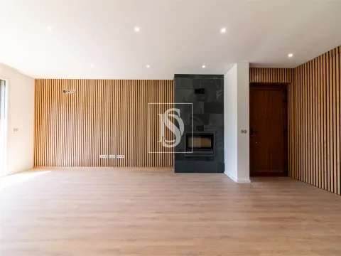 Moradia Geminada T4 com 2 Suites em Palmeira, Braga