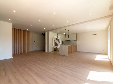 Moradia Geminada T4 com 2 Suites em Palmeira, Braga