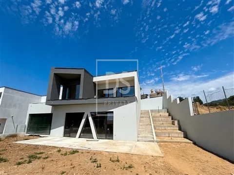 Moradia Geminada T4