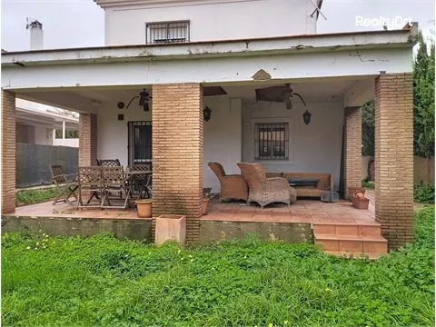 Chalet Independiente en Espartinas: Oportunidad de Reforma
