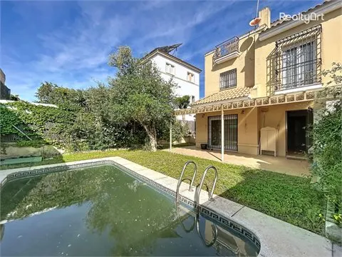 Elegante Chalet Pareado en el Corazón de Espartinas
