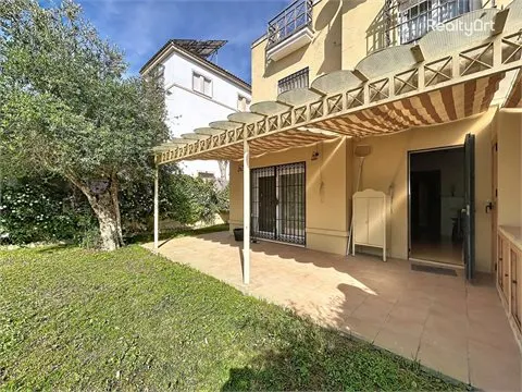 Elegante Chalet Pareado en el Corazón de Espartinas