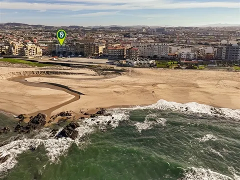 Apartamento T3 dividido em estúdios, em frente ao mar, na Póvoa de Varzim