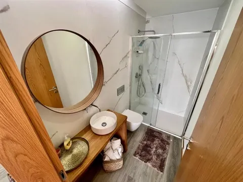 Apartamento T3 dividido em estúdios, em frente ao mar, na Póvoa de Varzim