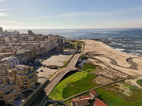 Apartamento T3 dividido em estúdios, em frente ao mar, na Póvoa de Varzim