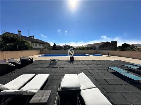 Apartamento T4, renovado, em cond. fechado c/ piscina