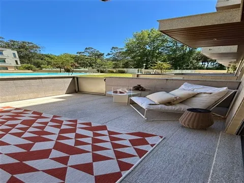 T2 em Cond. Fechado c/ Piscina, Renovado e Mobilado