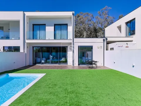 Moradia T4, Moderna, com Piscina, a 500m da Praia em Lavra