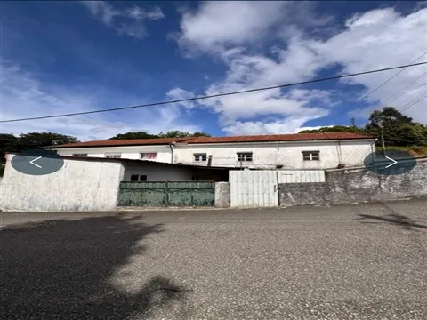 Prédio com 3 Habitações, Garagem e Terreno em Grijó