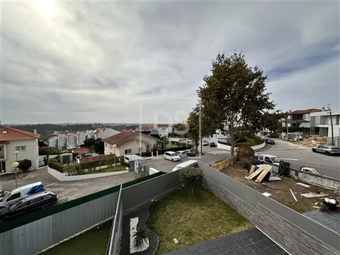 Moradia Geminada T4