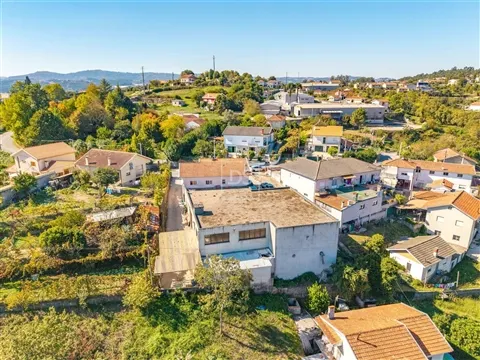 Moradia T3 e Armazém em Santo Isidoro — Marco de Canaveses