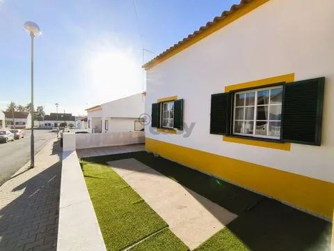 Отдельный одноэтажный дом с 3 спальнями, мансардой, гаражом и задним двором в Алваладе, Сантьяго-ду-Касем