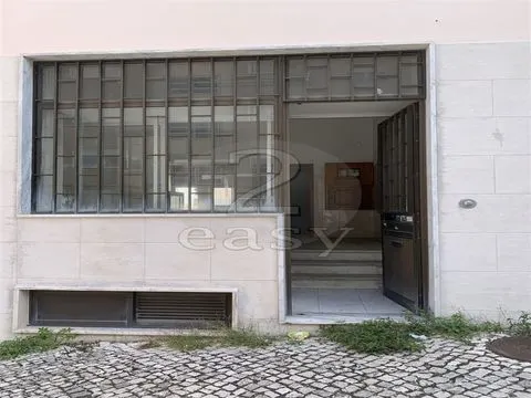 Loja com 2 Pisos e Terraço