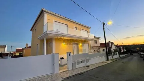 Moradia de Luxo T4 em Famões - Odivelas