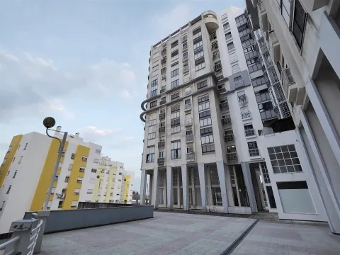 Apartamento T3 com garagem box em Mem Martins