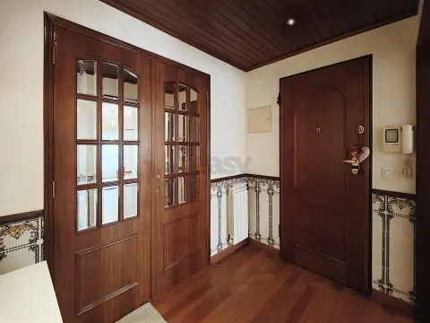 Apartamento T3 com garagem box em Mem Martins