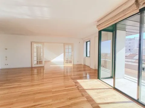 6 rooms in the best area of Lisbon in a building with a swimming pool