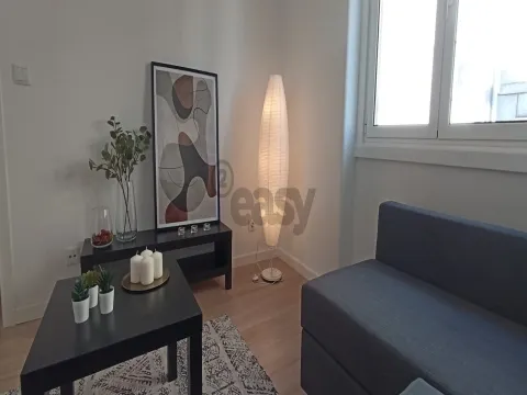 Apartamento T3 Renovado com Garagem – Benfica, Lisboa